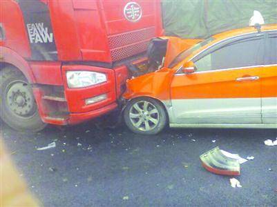 上海多车追尾9死43伤 男子为提醒他人被撞伤截肢