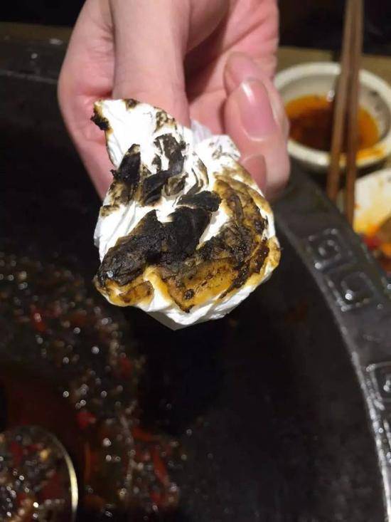 女子吃火锅舌头变黑 商家竟这么解释