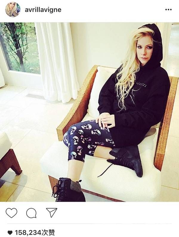 艾薇儿复出消息曝光 卧床2年终战胜病魔