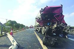 上海多车追尾9死43伤 男子为提醒他人被撞伤截肢