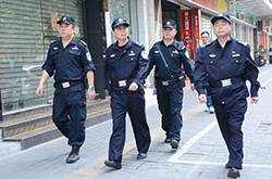女子夜晚独行被尾随 好心民警护送女子回家