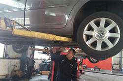 少女雨夜被撞后失踪 被卷入车底拖行上高速