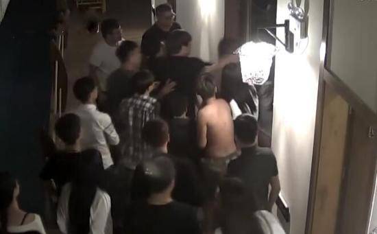 男子和女友酒店亲热 却因亲热声太大遭群殴