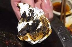 女子吃火锅舌头变黑 商家竟这么解释