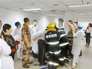 男子打耳洞却遭耳钉枪夹住 男子称留下阴影不敢打了