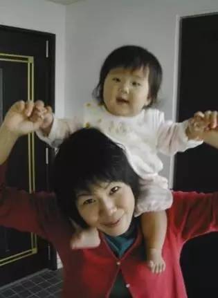 她逼4岁女儿每天做菜 背后故事却感动了所有人