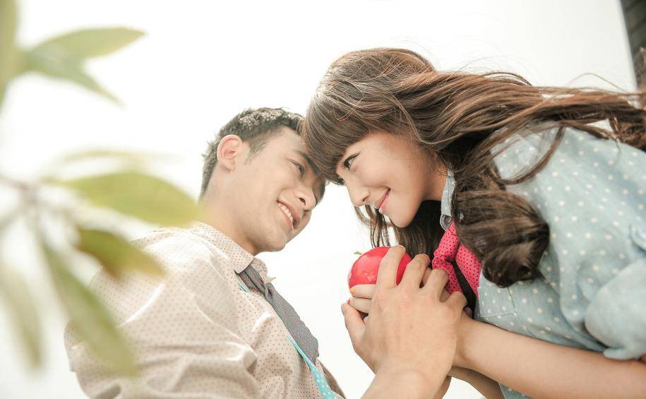 小情侣当众吻别遭大妈痛斥   没家教 伤风败俗