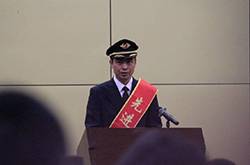 他挽救了400多人的性命 避免了一场事故