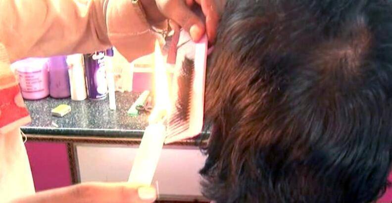 厉害了 印度大叔用蜡烛理发顾客络绎不绝