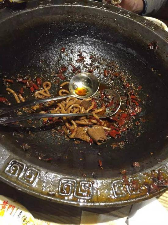 女子吃火锅舌头变黑 商家竟这么解释