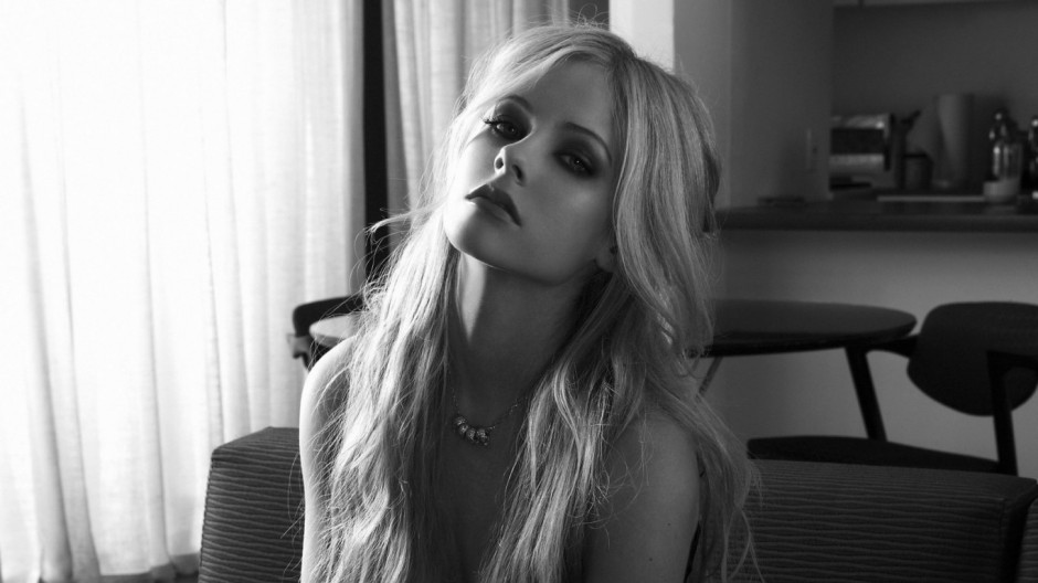 艾薇儿复出消息曝光 卧床2年终战胜病魔