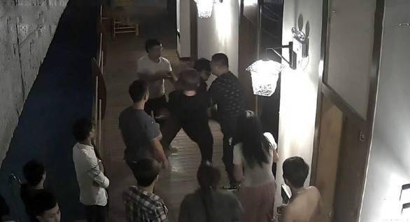 男子和女友酒店亲热 却因亲热声太大遭群殴
