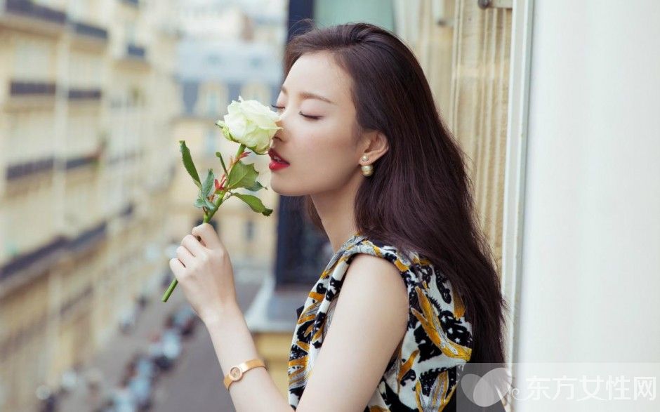 倪妮不雅照片流出 揉胸舔唇摸下体令人震惊