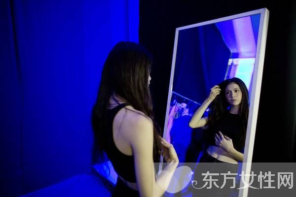 酒店房间暗装双面镜 如何鉴别 偷窥 双面镜