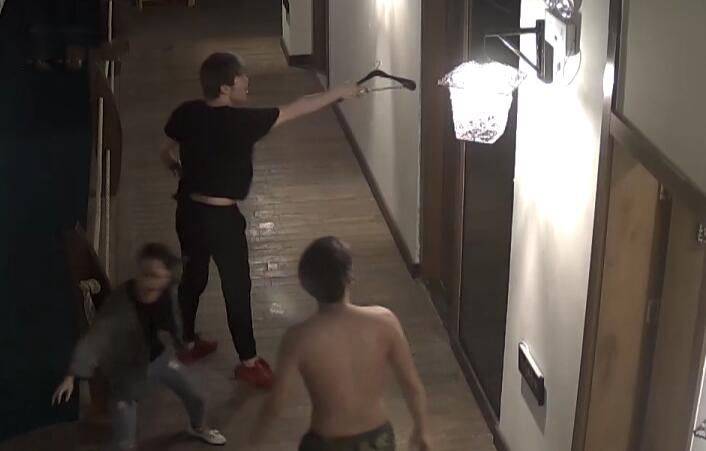 男子和女友酒店亲热 却因亲热声太大遭群殴