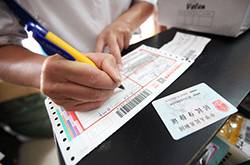 您的快递已掉沟里 司机连夜赶路发生货车侧翻事故