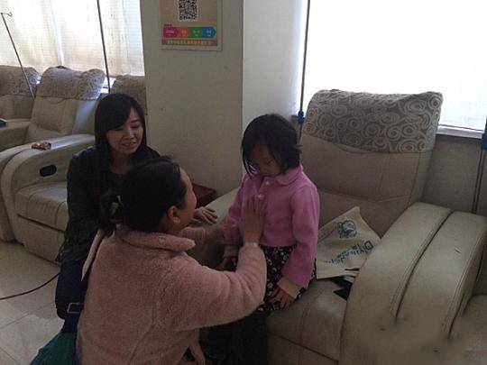 爷爷奶奶爸爸妈妈均去世 7岁小女孩只能以医院为家