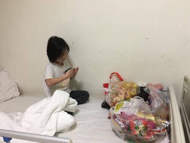 爷爷奶奶爸爸妈妈均去世 7岁小女孩只能以医院为家