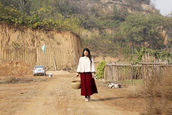 80后美女舍弃城里豪宅 回山村种地生活