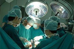 花千元旅馆内做变性手术  主刀者 竟是花钱请来的网友