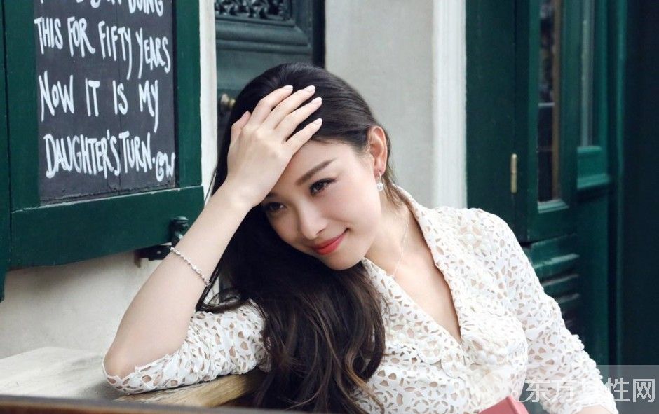 倪妮不雅照片流出 揉胸舔唇摸下体令人震惊