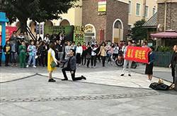 男子拿花圈当众求婚 女孩一脸懵逼生气的走了