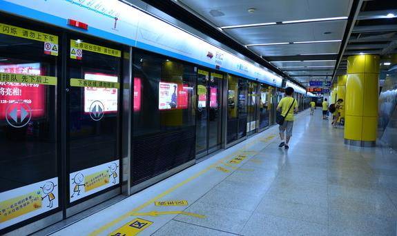 女子因长痤疮地铁里痛哭 地铁民警劝了3小时女子终于笑了