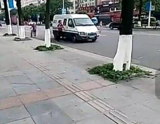 男子追砸押款车被打死 哪种情况下押运员可以开枪