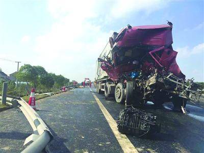 上海多车追尾9死43伤 男子为提醒他人被撞伤截肢