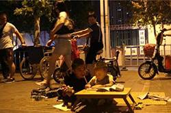 父子同患瓷娃娃病 父亲边乞讨边教儿读书