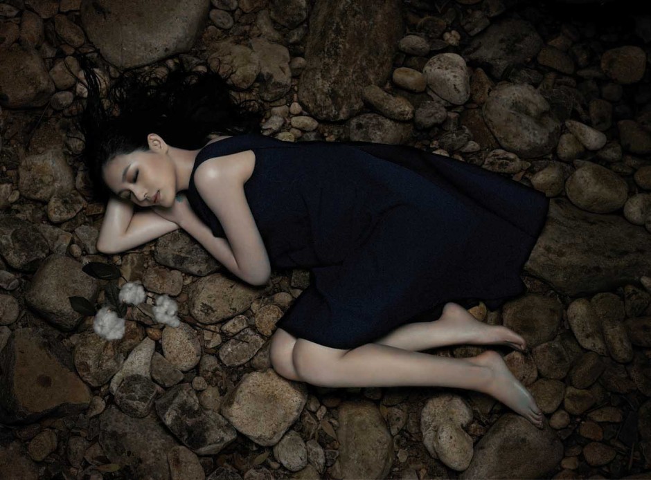 大s晒素颜特写求工作 脖子惊现淤血表情吓人