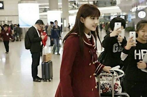 虹桥一姐走红开直播捞金 家人支持她辍学