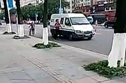 男子追砸押款车被打死 哪种情况下押运员可以开枪