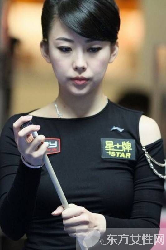 九球天后潘晓婷个人资料 潘晓婷低胸装险些走光