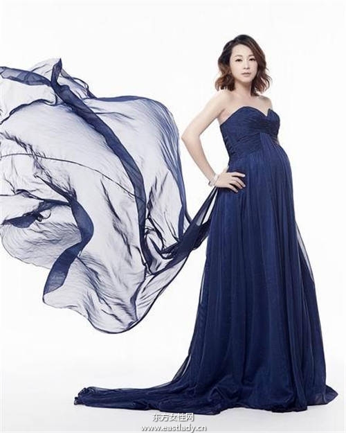 六月挺孕肚比基尼照曝光 超辣身材老公爱炫耀