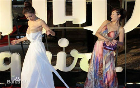 超模孙菲菲踩裙门是怎么回事 孙菲菲个人资料微博