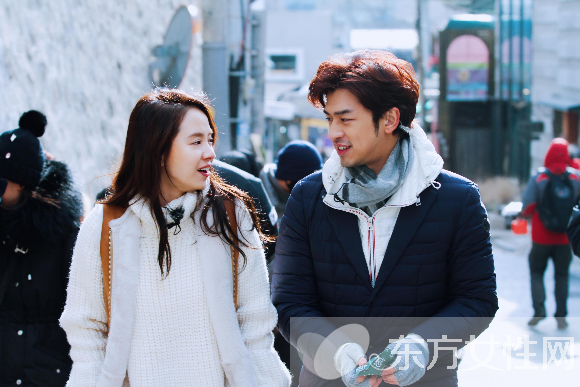 陈柏霖宋智孝现身首尔街 狂扔狗粮 好恩爱