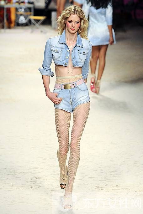 法国时装秀透明薄纱 模特真空上阵亮点十足