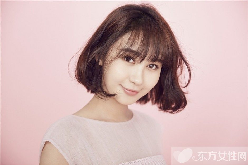 女星红毯不慎走光露乳晕 成为全场焦点