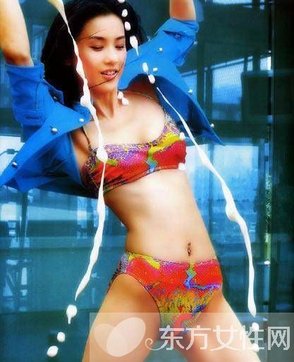 女星红毯不慎走光露乳晕 成为全场焦点