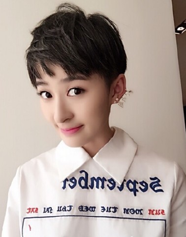 信曾哥是什幺意思 曾轶可晒照撞脸杨幂