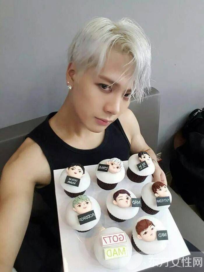 王嘉尔妈妈是谁 王嘉尔见妈妈双眼泛红热泪不止