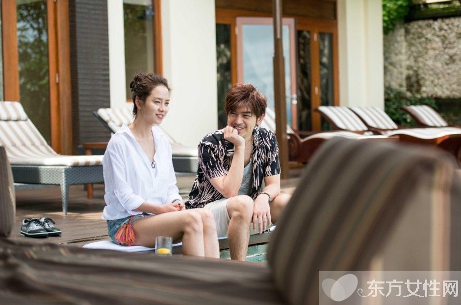 陈柏霖宋智孝现身首尔街 狂扔狗粮 好恩爱