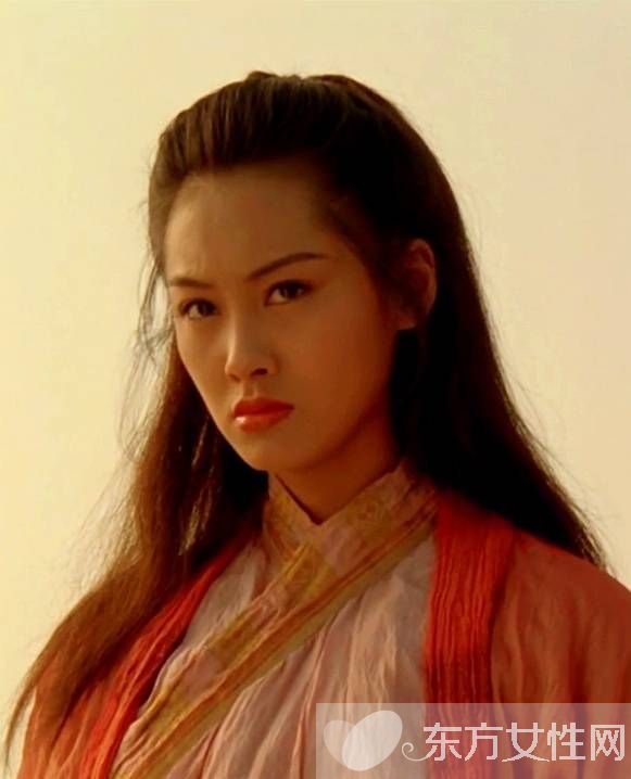 女星红毯不慎走光露乳晕 成为全场焦点