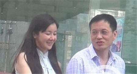 超模孙菲菲踩裙门是怎么回事 孙菲菲个人资料微博