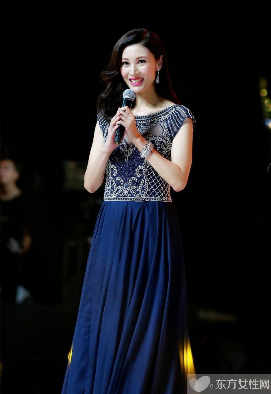 李嘉欣与夫窗前激战 大尺度不雅照十分淫秽