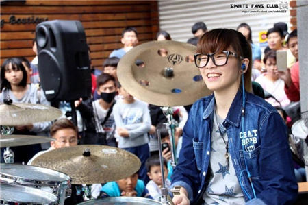 台湾街头鼓手罗小白靠打鼓红遍台湾 连希澈都注意到她