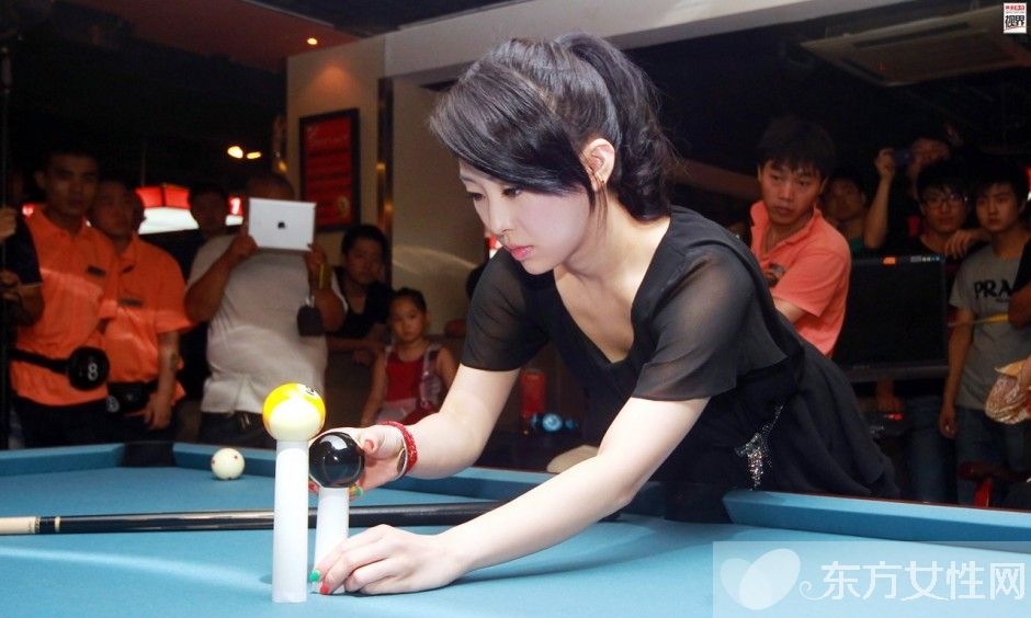 九球天后潘晓婷个人资料 潘晓婷低胸装险些走光