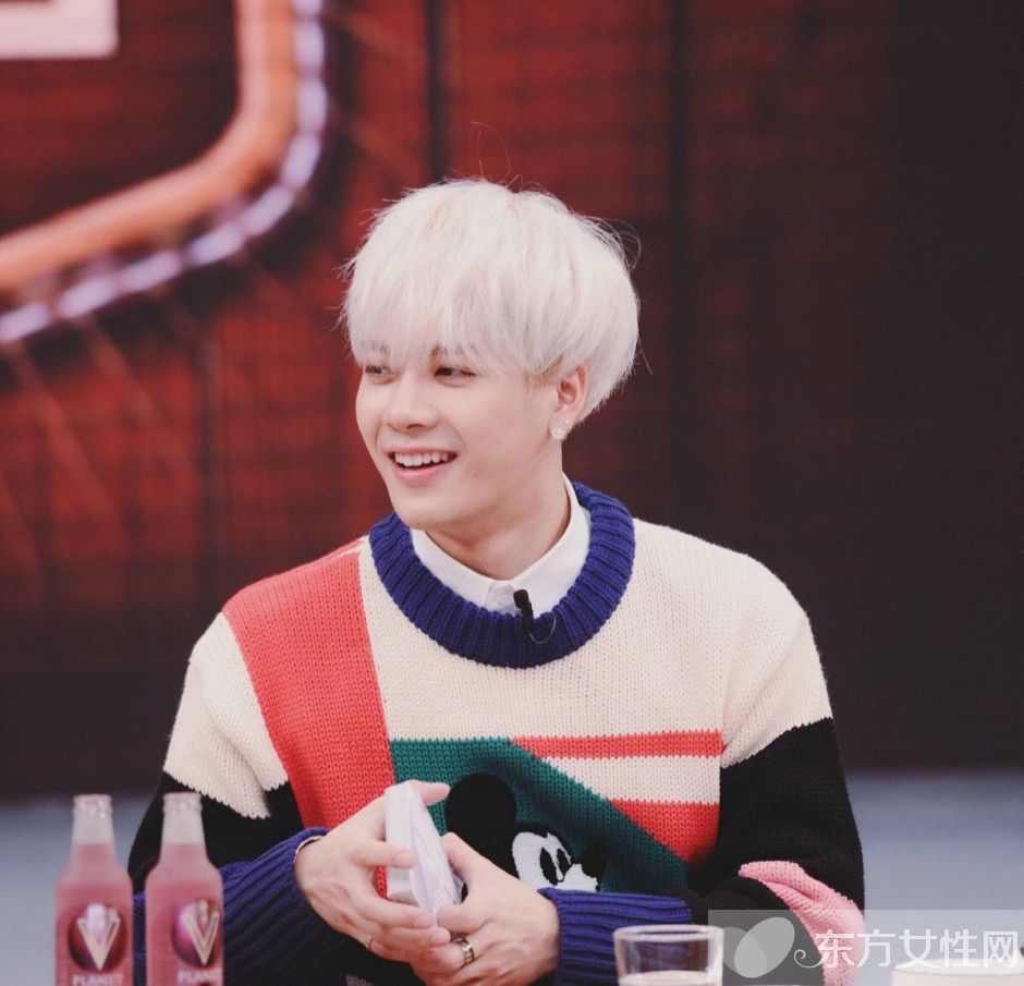 王嘉尔妈妈是谁 王嘉尔见妈妈双眼泛红热泪不止