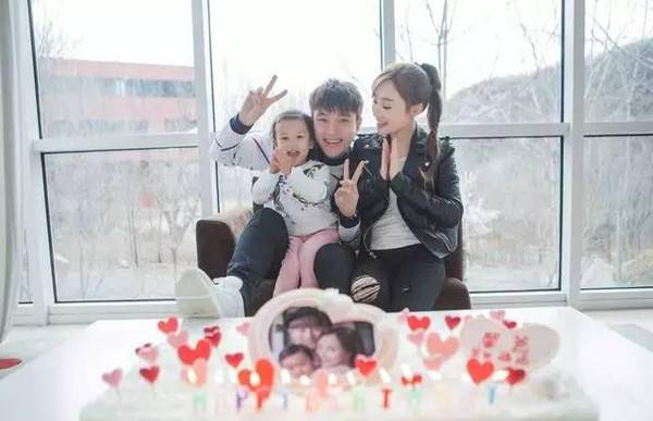 姐弟恋的明星夫妻 甜到不能再甜